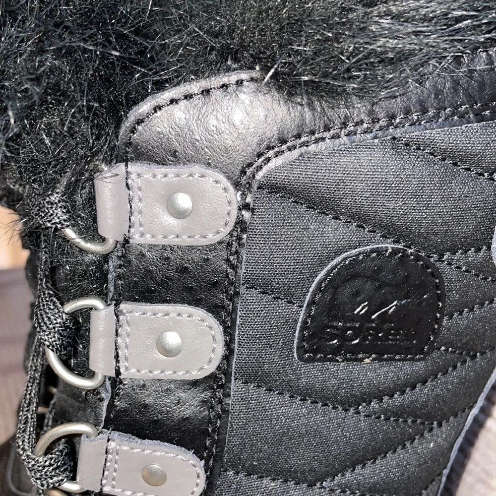 Sorel kids Snow Boots, Childrens Size 2 black with insulation and fur lining